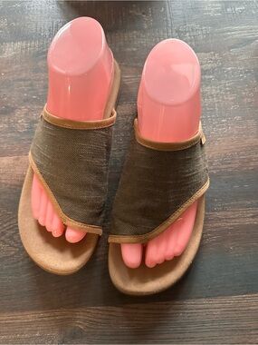 Taos Footwear Brown Canvas Slide Sandals with Tan Trim